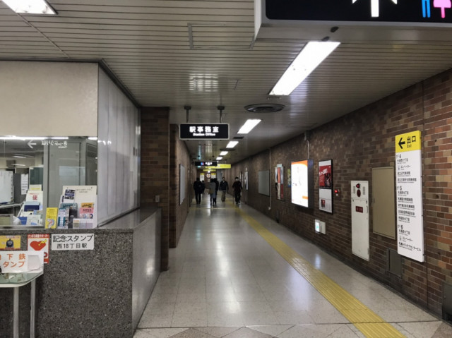 直進すると、右手に階段
