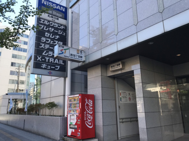 左方向に進んで下さい。
