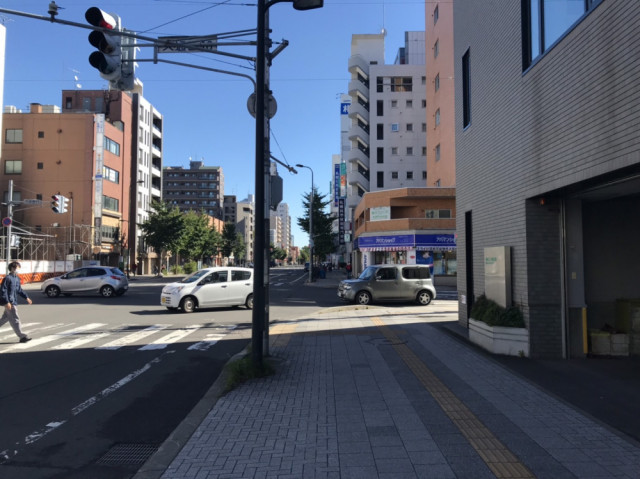 信号を右に曲がる