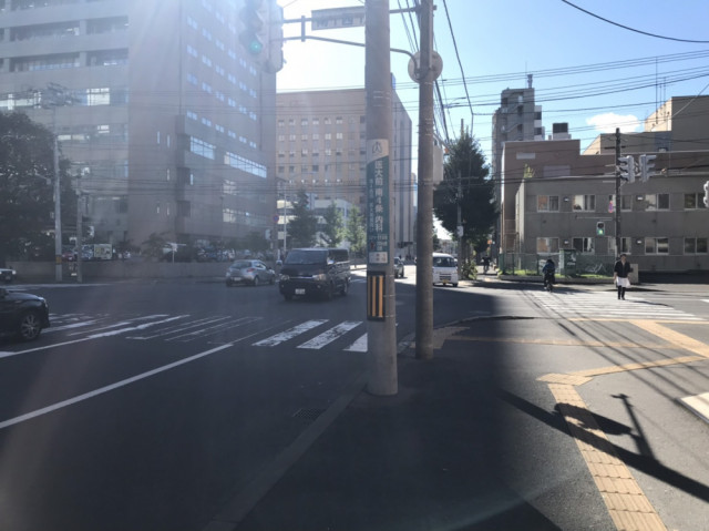 信号を右に曲がって下さい