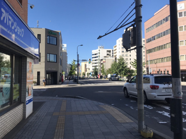 信号を左に曲がって下さい