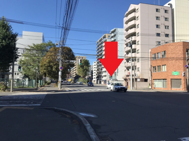 写真の矢印のマンション